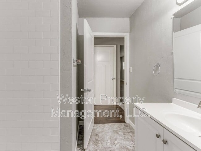 Building Photo - 721 N Louisa Ave