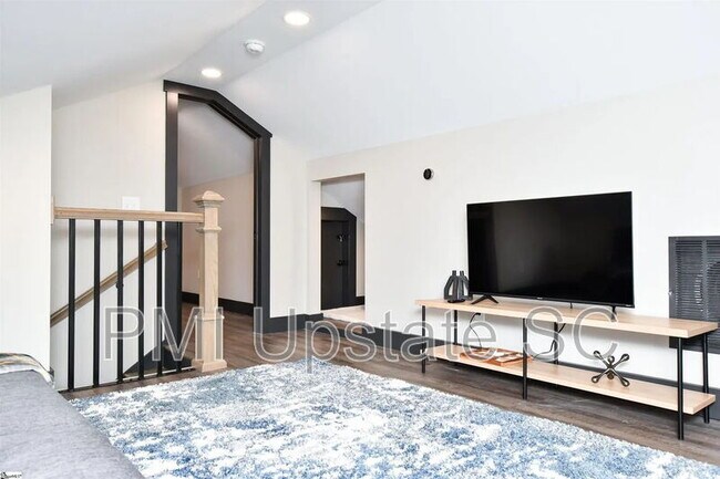 Building Photo - 105 McMakin Dr