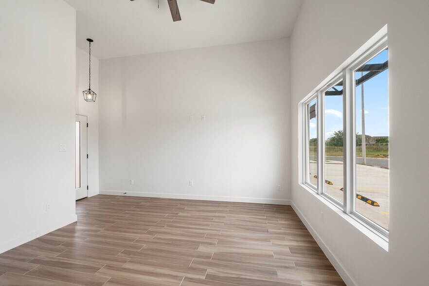 Open Concept Livingroom - 3601 Hidalgo Cir