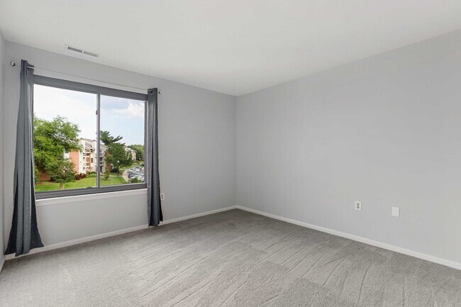 Building Photo - Charming Top Floor Condo with Pool View!!