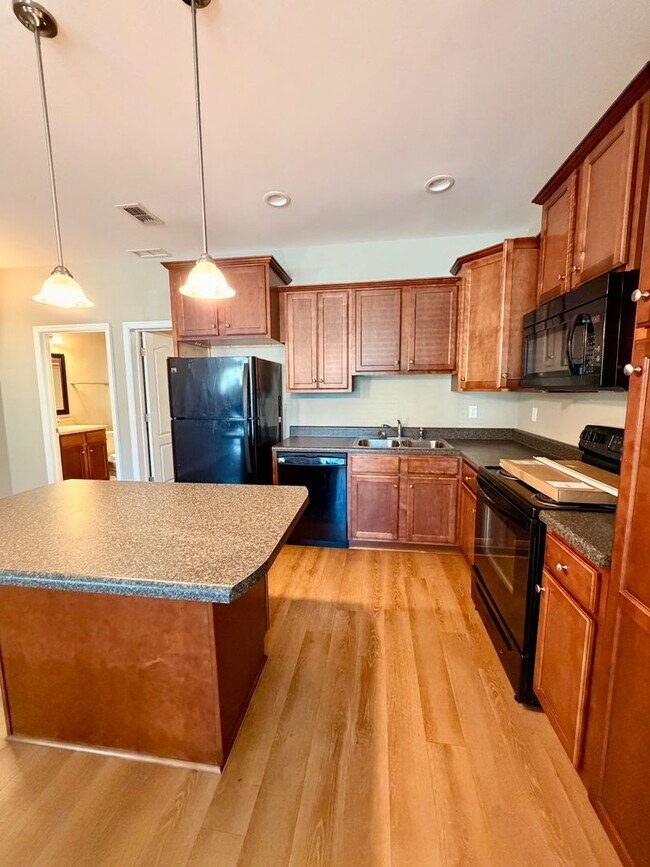 Building Photo - Modern 3/3 Condo | Prime Tallahassee Location