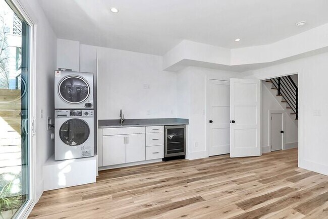 Building Photo - Stunning 3BD/3.5BA Townhome with PRIVATE POOL!