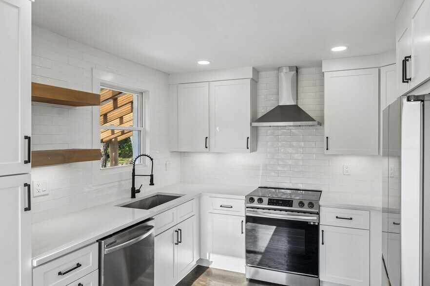 Building Photo - 902 Broadmoor Dr