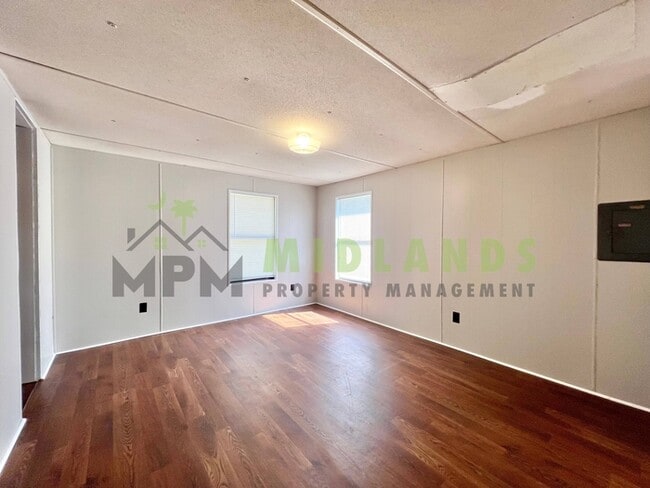 Building Photo - 2413 S Lake Dr