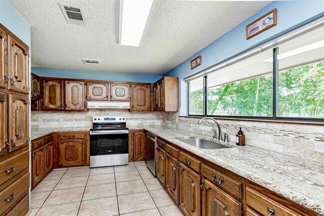 Building Photo - Spacious 3BR/2.5BA Retreat in Briarwood Es...