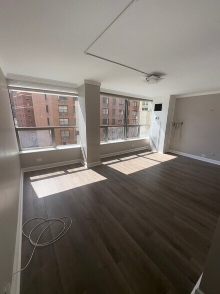 Building Photo - 110 E Delaware Plz