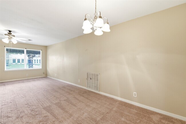 Building Photo - 8406 Highcrest Dr