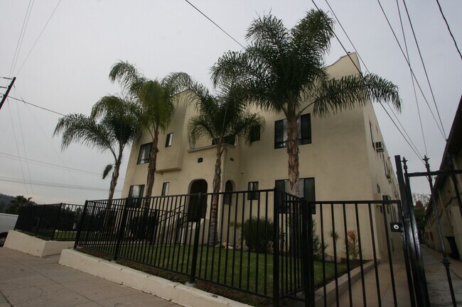Building Photo - Charming Studio located minutes from DTLA,...