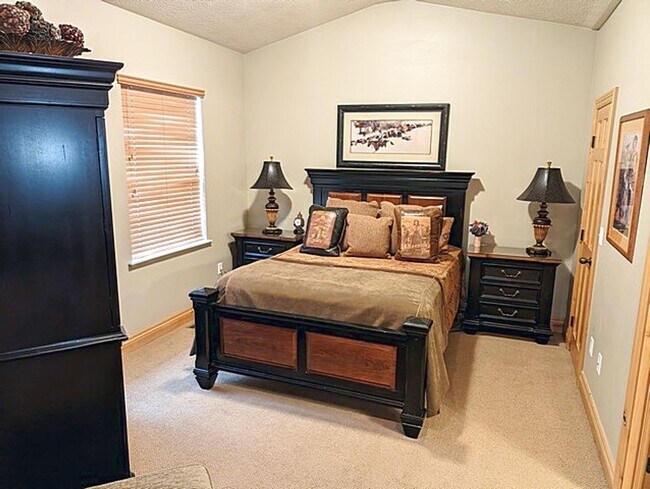 Building Photo - Beautiful Fully Furnished Jordanelle Townhome