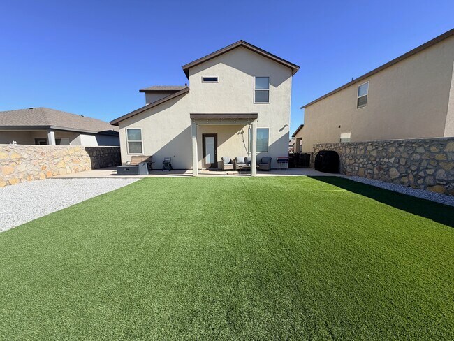 Building Photo - 1418 Santa Thomas St