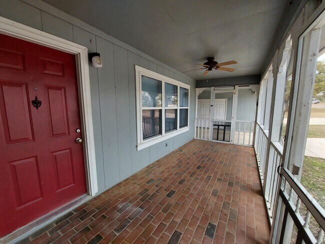 Building Photo - 404 Oakhill Dr