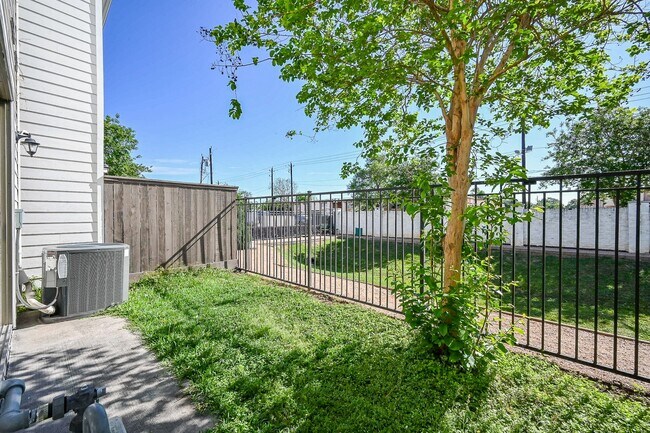 Building Photo - 1106 Fuschia Rd