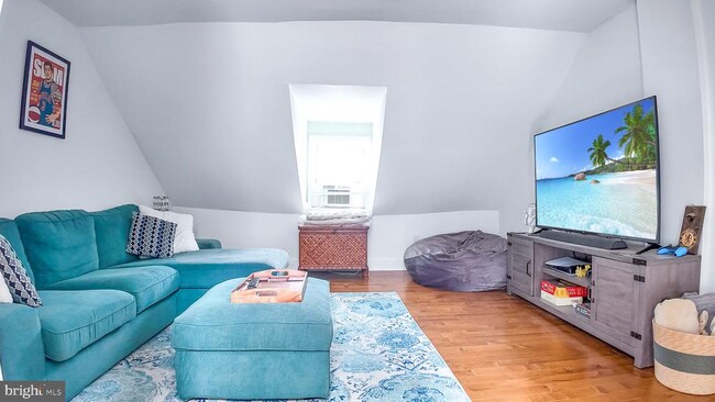 Building Photo - 434 Catharine St