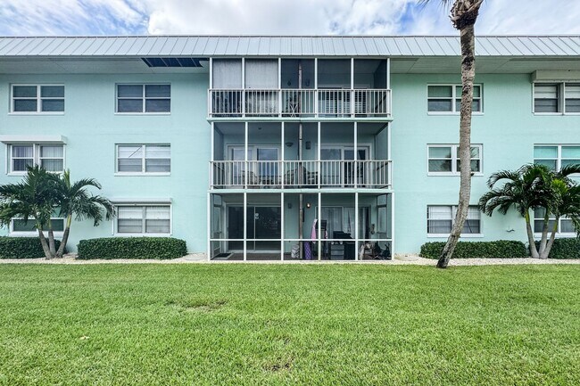 Building Photo - Intracoastal 2 bed/ 2 ba condo with lots of ammenities