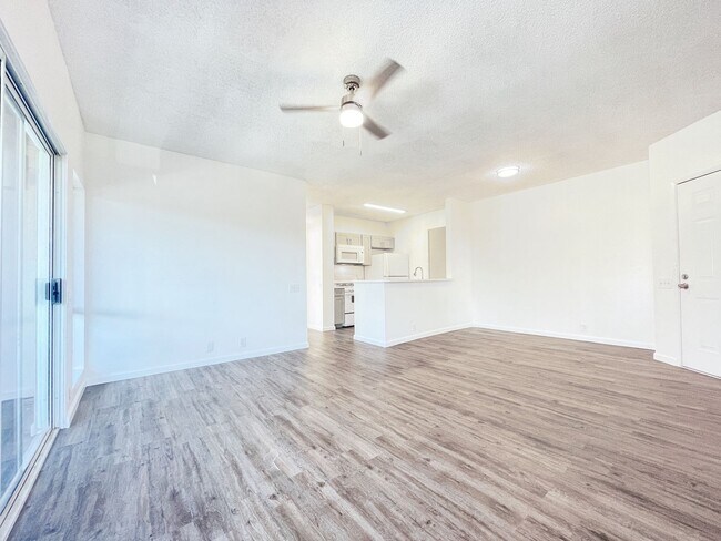 Building Photo - Just Refreshed Ewa Beach Condo with A/C