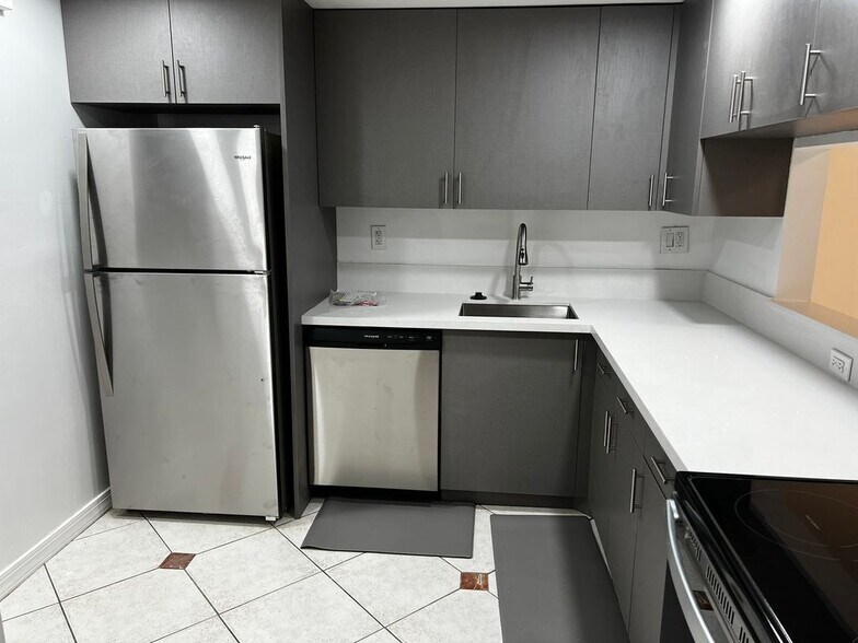 Building Photo - 10525 SW 112th Ave
