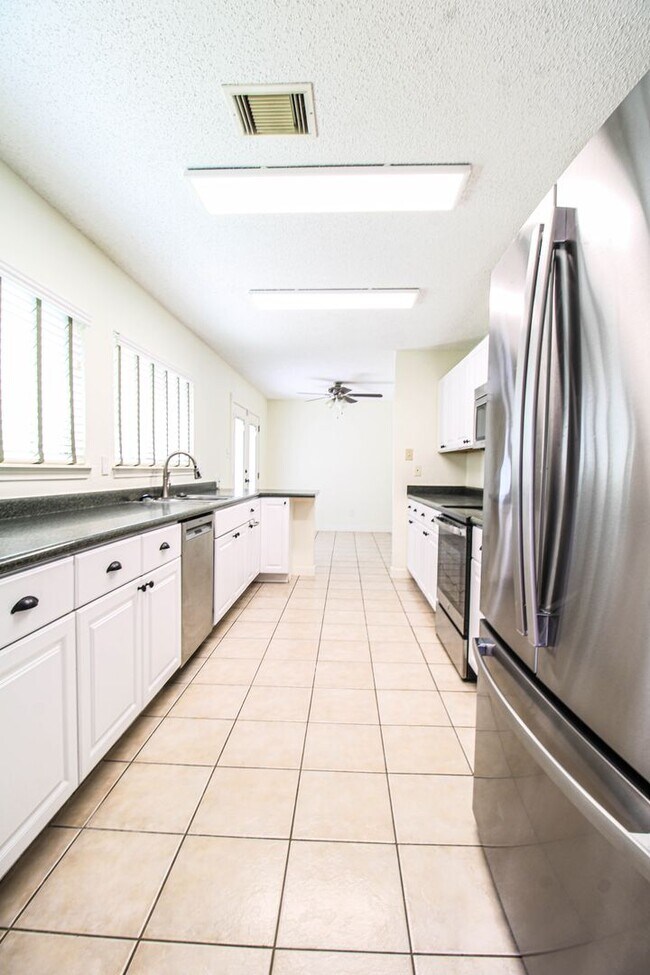Building Photo - 8118 Chestnut Manor Dr