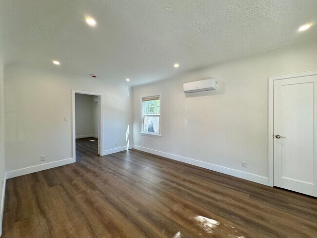 Building Photo - ADA470-474