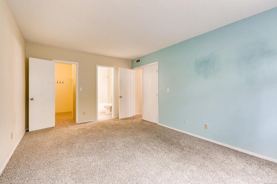 Building Photo - 8225 Fairmount Dr