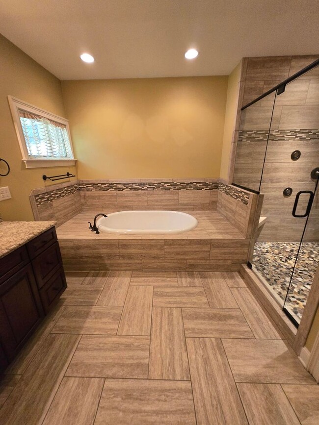Building Photo - Luxury 4-Bedroom Home with Outdoor Oasis i...