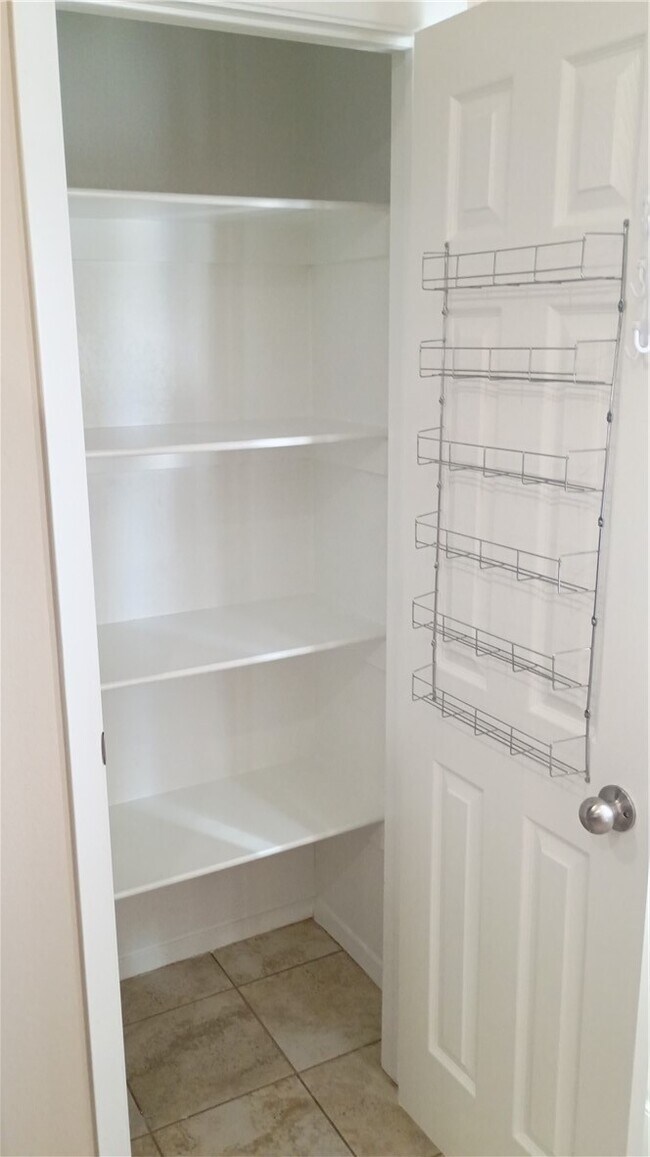 Building Photo - 905 SW Loudon Dr