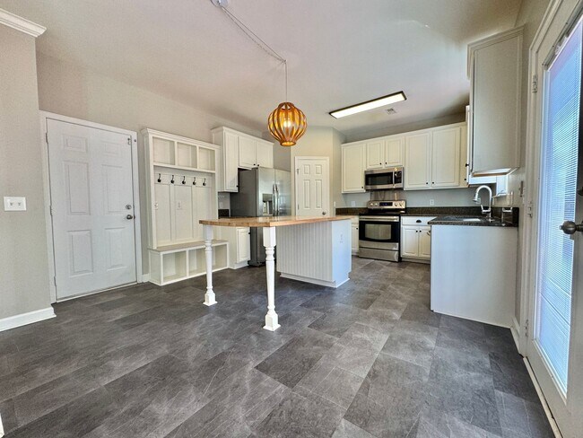 Building Photo - 3 Bed, 2 Offices, 2.5 Bath w/ 2 Car Garage in McKays Mill