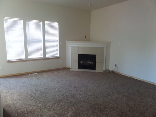 Building Photo - 3 Bedroom 2.5 Bath Home in Great Blueberry Ridge Neighborhood with Garage