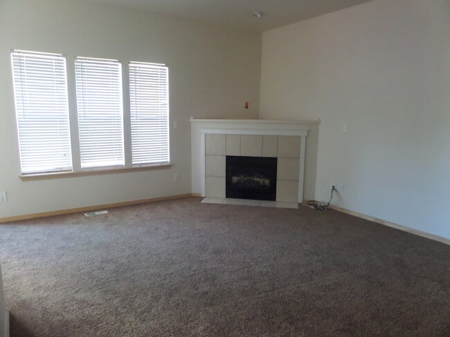 Building Photo - 3 Bedroom 2.5 Bath Home in Great Blueberry...