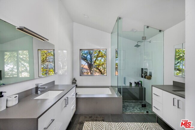 Building Photo - 2600 Carman Crest Dr