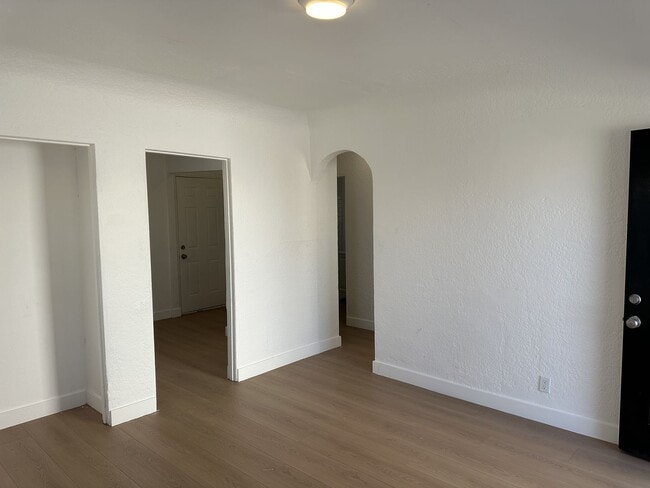 Building Photo - Newly Renovated 1 Bedroom in West Adams