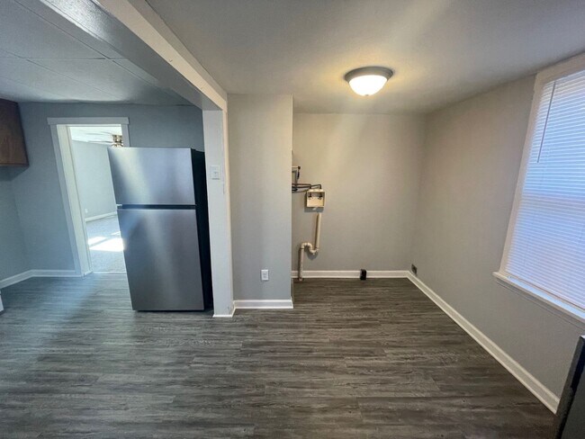 Building Photo - Updated 2 Bedroom House W/ Fenced Yard and...