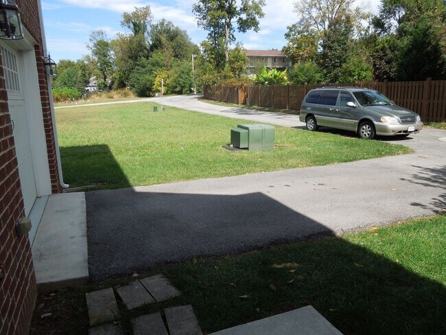 Building Photo - Quality 3 BR Townhome; Convenient to Med C...