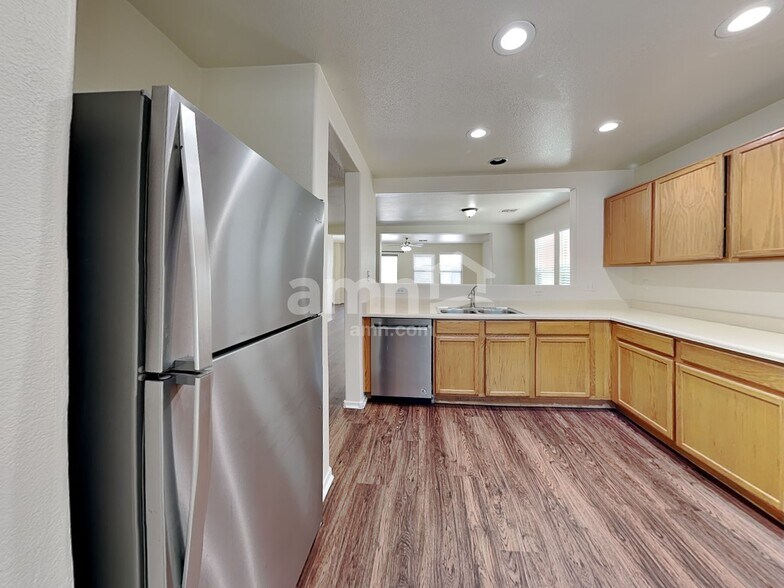 Building Photo - 18554 W Mariposa Dr