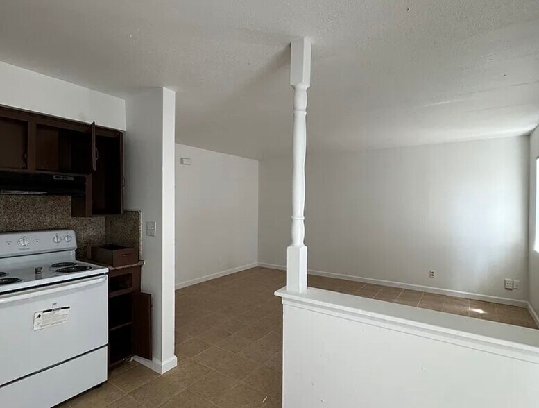 Primary Photo - 3065 E Weldon Ave