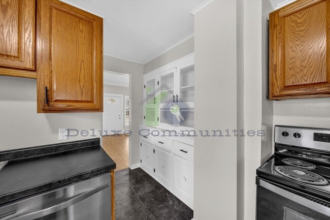 Building Photo - Spacious 4 Bedroom- With Extra room! New Remodel!