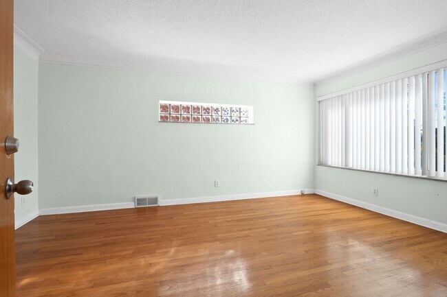 Building Photo - 7112-7114 Jamieson Ave