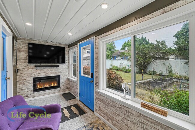 Building Photo - 2052 Collingwood Ave SW