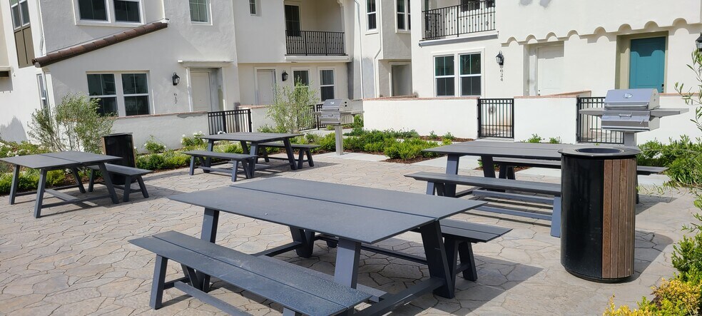 Community public area - 726 Rockview Rd