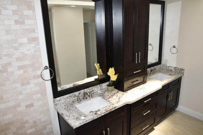 Building Photo - 6735 Lago Vista Terrace