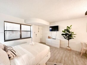 Building Photo - 664 SE 20th Ave