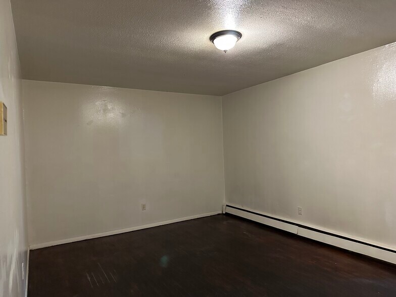 Building Photo - 606 Maple St