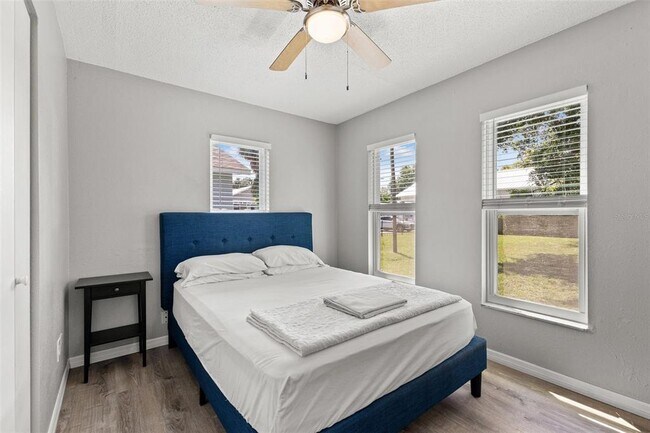 Building Photo - 923 E 12th Ave