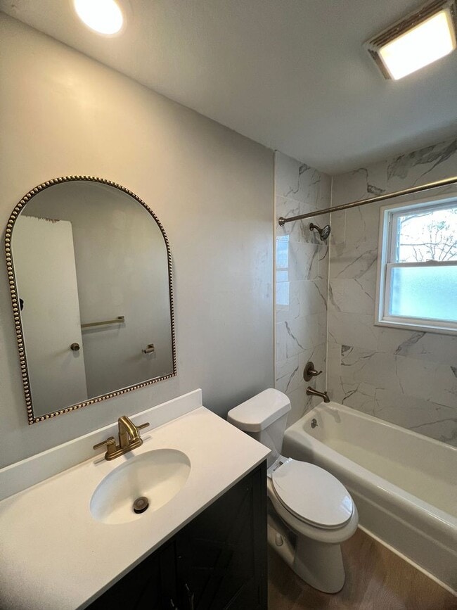 Building Photo - Modern 2-Bedroom Apartment with Washer & Dryer!