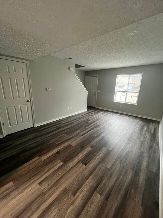 Building Photo - 2-Bedroom Townhome