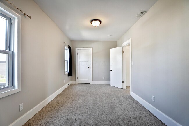 Building Photo - 825 Reinhard Ave