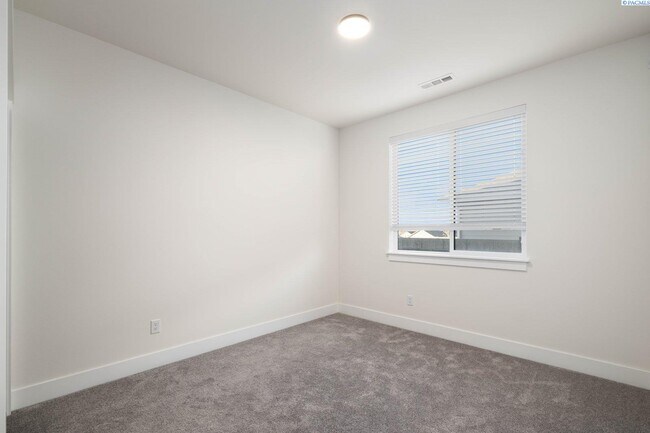 Building Photo - Generational suite w/separate entrance!