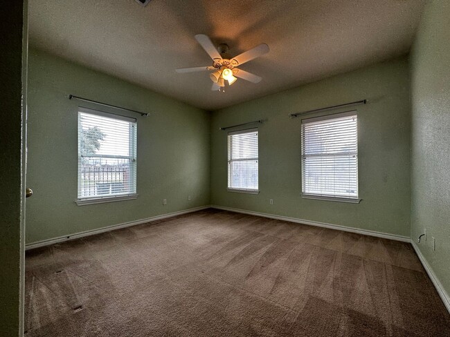 Building Photo - Spacious 2/2 Condo Minutes from Campus and...