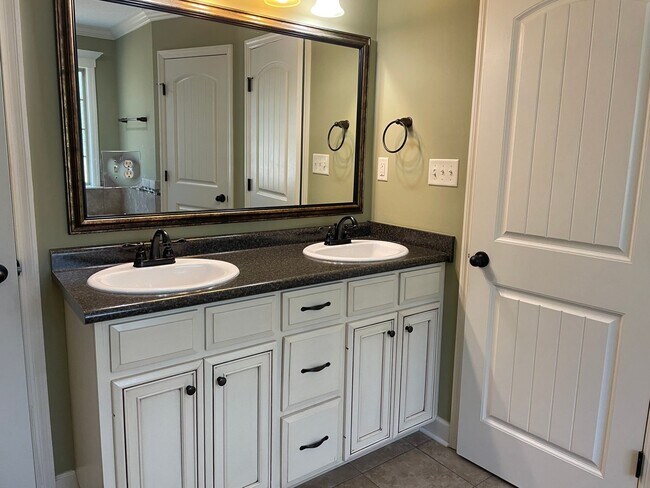 Building Photo - Check Out This 3BD/2B Home!!