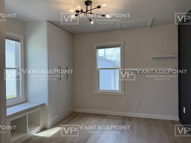 Building Photo - 1335 Dousman St