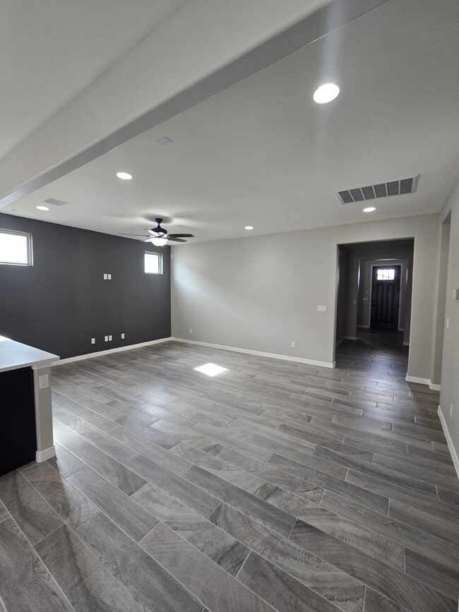 Building Photo - LUXURIOUS EASTSIDE HOME FOR RENT